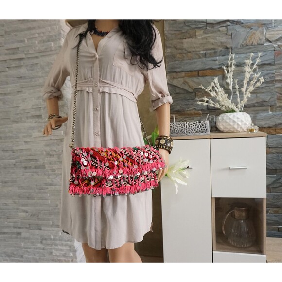 Vintage Moroccan Kilim Clutch: Handmade Berber Crossbody Bag - Picture 6 of 10